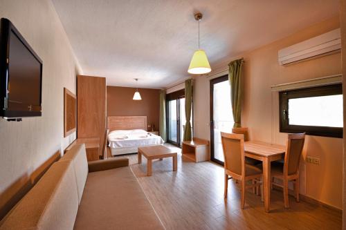 1 king bed, 1 twin bed, 1 sofa bed