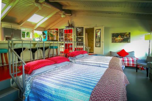 2 queen beds, 1 sofa bed