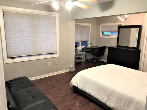 2BR Lake House 40ft Dock Access in Keego Harbor, USA