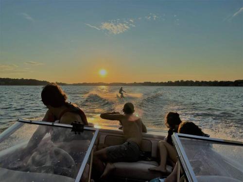 2BR Lake House 40ft Dock Access in Keego Harbor, USA