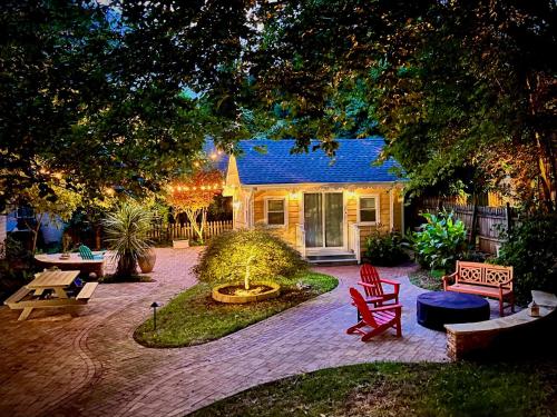 The Cozy Yellow Cottage in Dilworth in Charlotte, USA