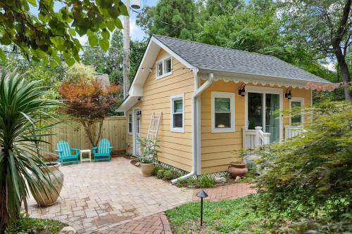 The Cozy Yellow Cottage in Dilworth in Charlotte, USA