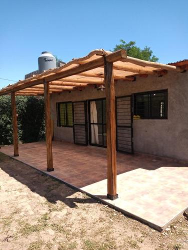Casa en Villa 25 de Mayo para 4 personas en zona de tranquilidad ,rodeada de naturaleza cerca de dique Los Reyunos
