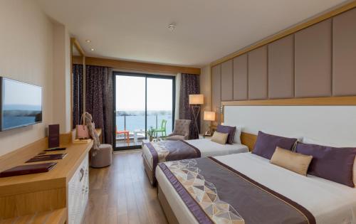 Double or Twin Room with Sea View