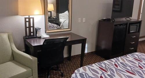 Red Roof Inn & Suites Longview TX - image 12