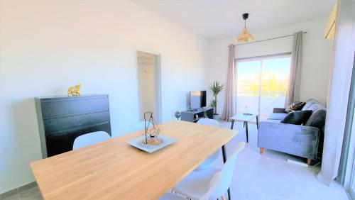 Apartment with 360° balcony and Direct Sea and Harbour View!
