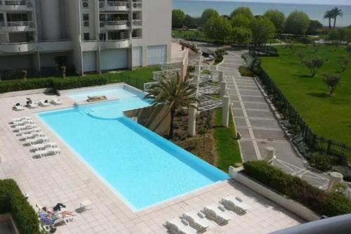 "T2 "Antibes Les Pins 3" air conditionned sea view with parking and pool"