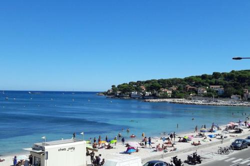 "T1 "Le Tamanaco Beach" air-conditioned feet in the water"