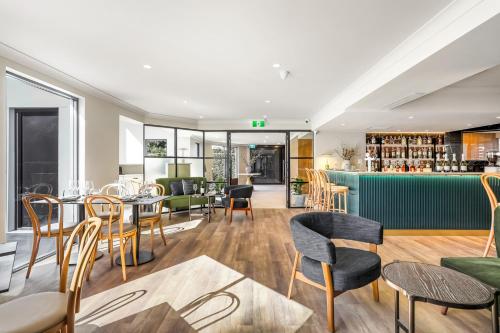 Restaurant, Killara Hotel & Suites in Upper North Shore