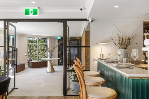 Restaurant, Killara Hotel & Suites in Upper North Shore