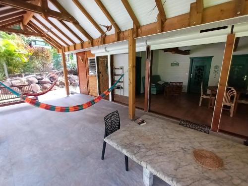Facilities, Sous les manguiers in Pointe-Noire