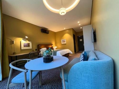 Home Suite Hotels Rosebank near South African National Museum of Military History