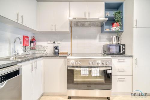 Kitchen, Serene 2BR at The Nook Wasl Gate Jebel Ali by Deluxe Holiday Homes near Gurunanak Darbar Sikh Temple