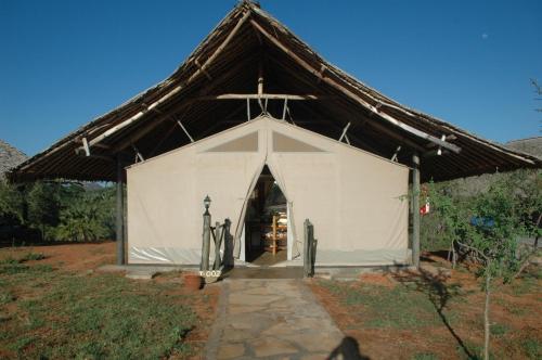 Entrance, Maneaters in Tsavo