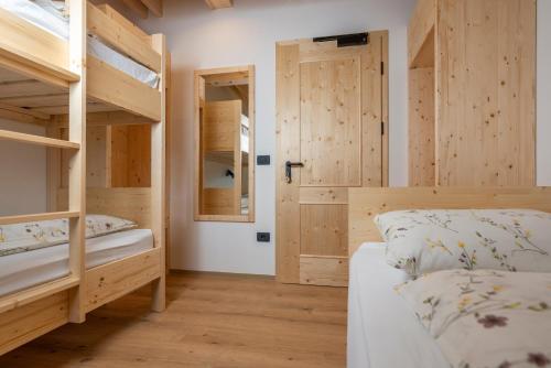 스레드자 바스 V 보힌주 Planinska koča na Uskovnici (Planinska koca na Uskovnici) 2성급 호텔 스위트룸