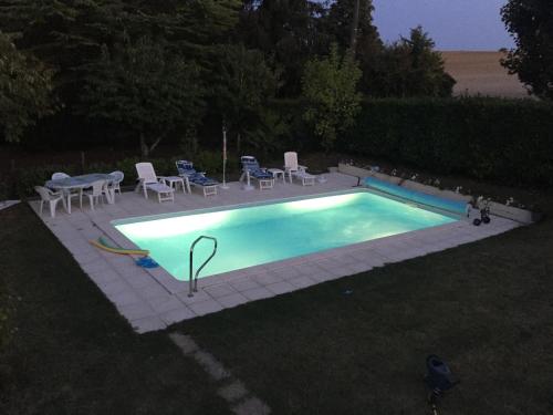 Inviting 2-Bed Apartment with pool in Saint-Romain