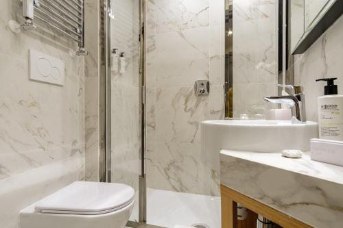 Small Double or Twin Room image 5