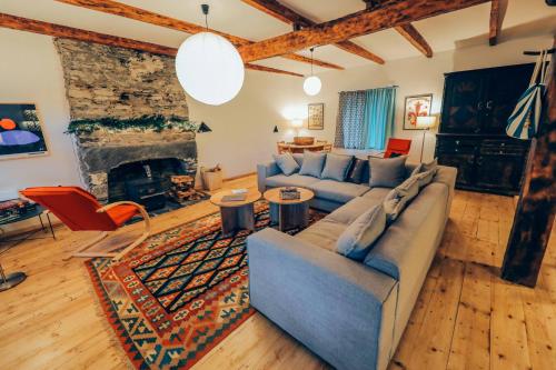 Instalaciones, JorJ'Inn in Lentekhi