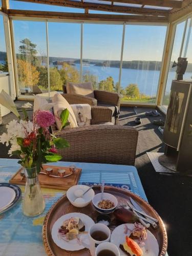 Archipelago villa, cabin & sauna jacuzzi with sea view, 30 minutes from Stockholm in Tyresö