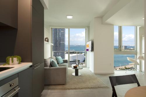 Létesítmények, Yotel Miami near Ichimura Miami Japanese Garden
