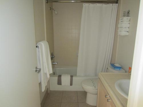 Carousel Beach Inn - image 29