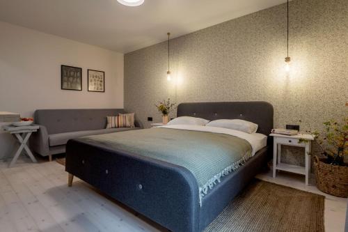 1 queen bed, 1 sofa bed