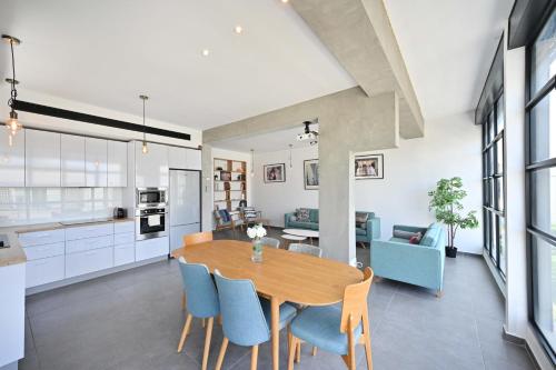 Designer 2BR in Rembrandt street by HolyGuest - image 5