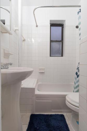 Ванная комната, Corporate Suites on Upper East Side in Аппер-Ист-Сайд