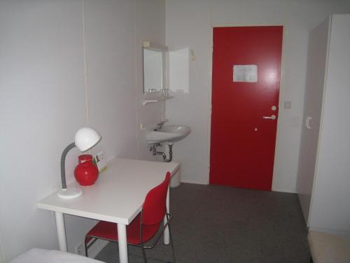 Single Room with Shared Bathroom image 10