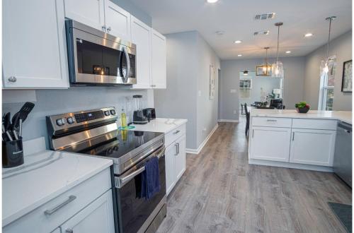 Adorable 4BR 2BA Close to Riverwalk and Downtown in San Antonio, USA