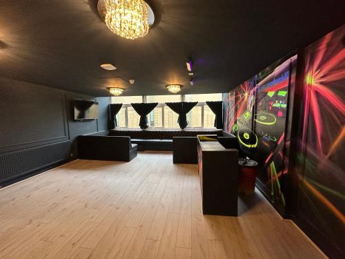 Unique city centre DJ apartment - sleeps 20