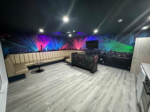 Penthouse Apartment, Sleeps 21 with terrace, Liverpool