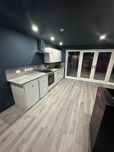 Penthouse Apartment, Sleeps 21 with terrace, Liverpool (photo 10)