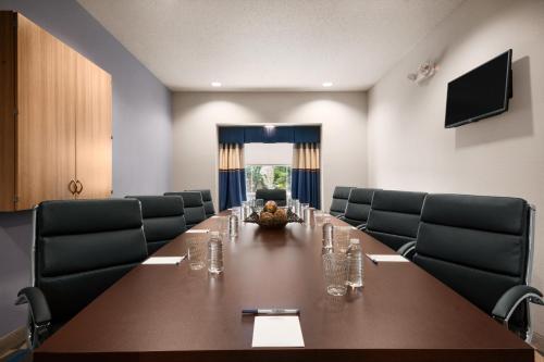 Microtel Inn & Suites by Wyndham - image 3