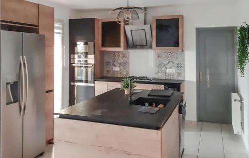 Kitchen, Amazing home in Saint-Martin-la-Garenn with WiFi and 4 Bedrooms in Vetheuil (Ile-de-France)