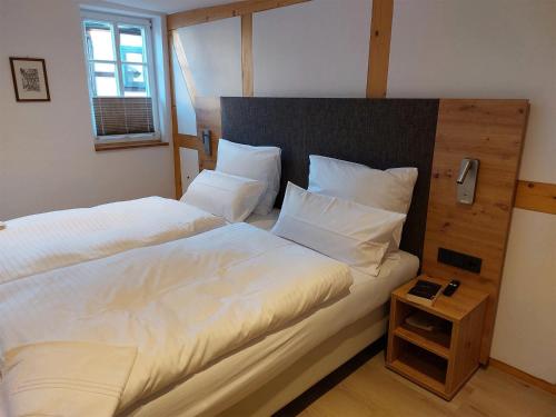 1 queen bed, 2 twin beds