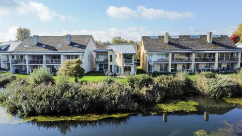 Lakeside family friendly property CW99