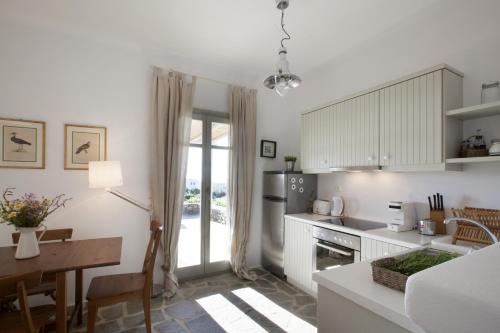 keittiö, Kallisti Myrtia · Idyllic Holiday Villa - Views, Garden, nr Beach in Santa Maria