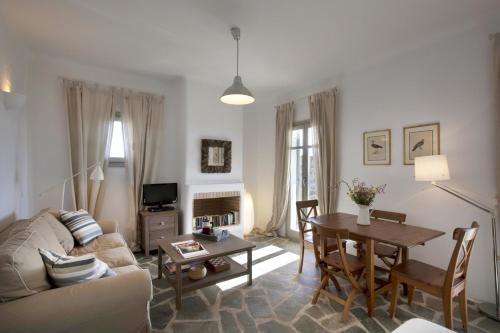 jaettu olohuone/TV alue, Kallisti Myrtia · Idyllic Holiday Villa - Views, Garden, nr Beach in Santa Maria