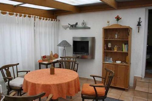 One-Bedroom Apartment with Shower