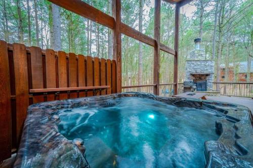 Fireside Creek Luxury Cabin in Stephens Gap, USA