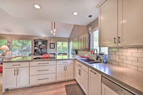 Vibrant Solana Beach Condo, 1 Mi to Beaches! in Solana Beach, USA