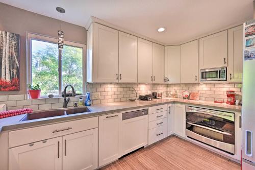 Vibrant Solana Beach Condo, 1 Mi to Beaches! in Solana Beach, USA