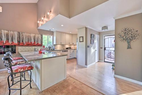 Vibrant Solana Beach Condo, 1 Mi to Beaches! in Solana Beach, USA