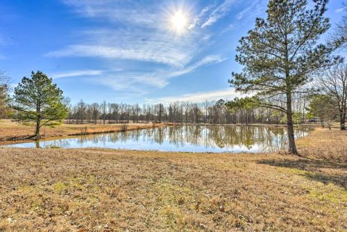 . Quiet Family Cottage w/ Fishing Pond in Senatobia