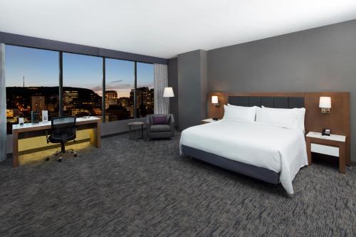 Holiday Inn Hotel & Suites - Montreal Centre-ville Ouest, an IHG Hotel