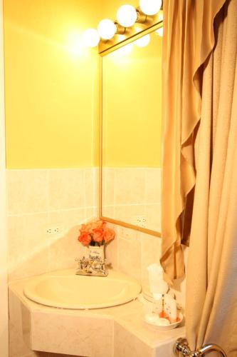 Single Room image 3