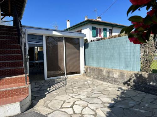 . Cambo-les-Bains : T1 Bis rénové avec terrasse, Wi-Fi, pour 2 personnes - FR-1-495-93