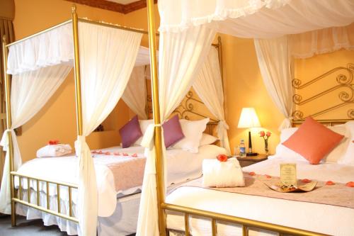 Double Room with Two Double Beds image 3