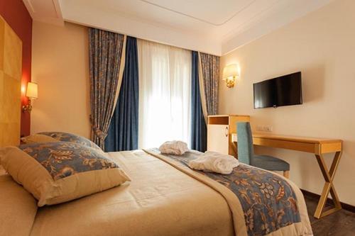 1 king bed, 1 twin bed, 1 sofa bed